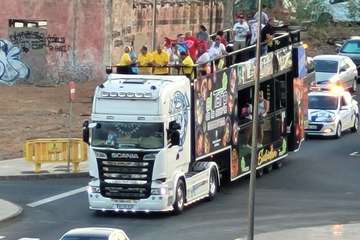 Tres carrozas anuncian por las calles de Telde el inicio del Carnaval/TA y Jesús Ruiz Mesa.